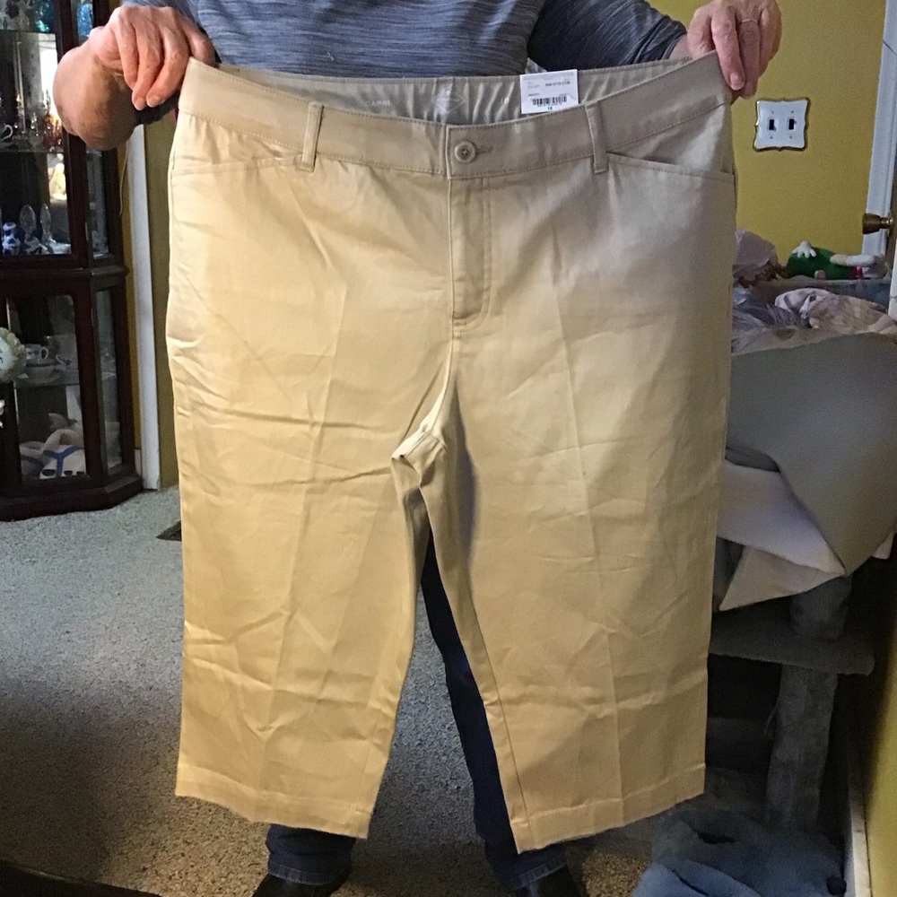 ST JOHNS BAY  woman’s plus size capri sz 18  khaki  NWT